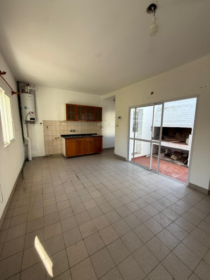 ¡Alquiler! Urquiza y Peron. Planta alta 2 dormitorios