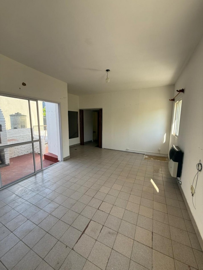 ¡Alquiler! Urquiza y Peron. Planta alta 2 dormitorios