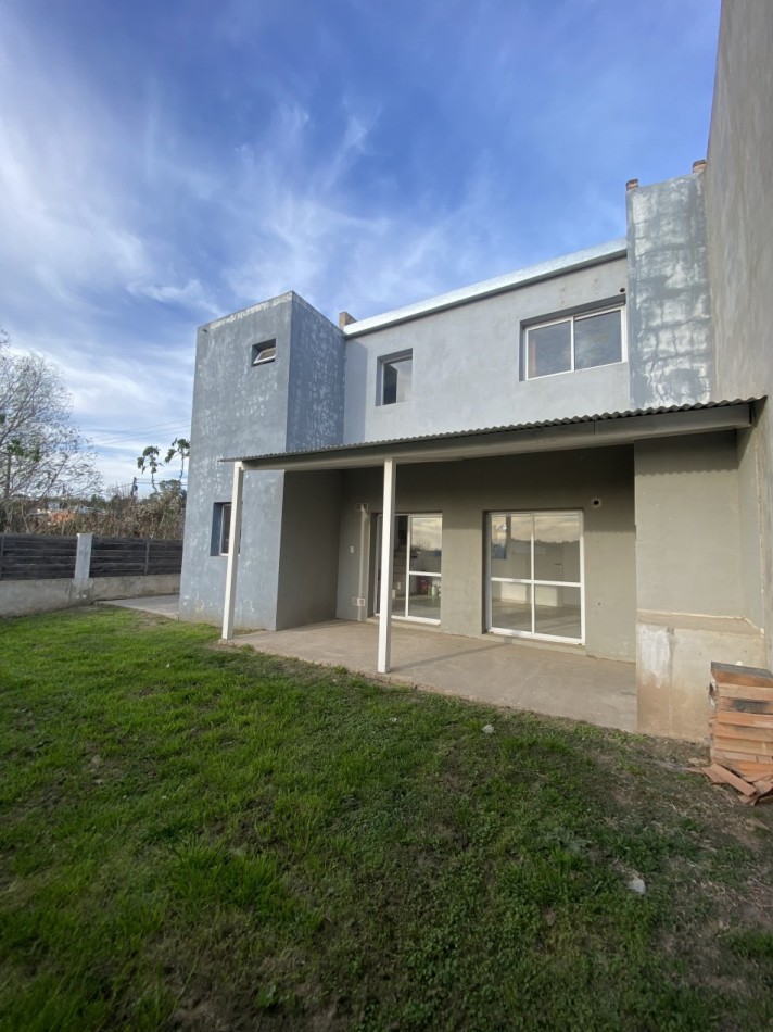 Duplex sobre Lopez Jordan zona Santa Candida