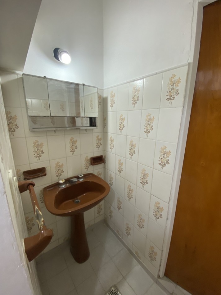 ¡Alquiler! Urquiza y Peron. Planta alta 2 dormitorios