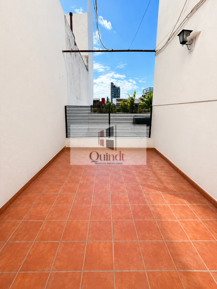 Urquiza y Cordoba. Departamento en planta baja