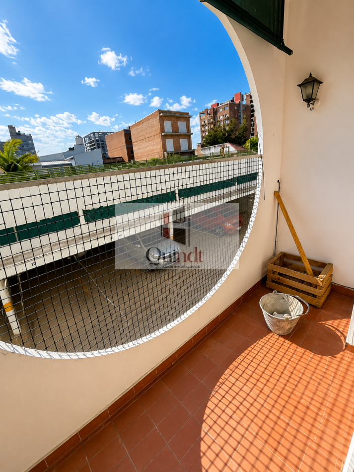 Urquiza y Cordoba. Departamento en planta baja